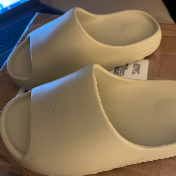 Kickies cream slides - Picture 4 of 5